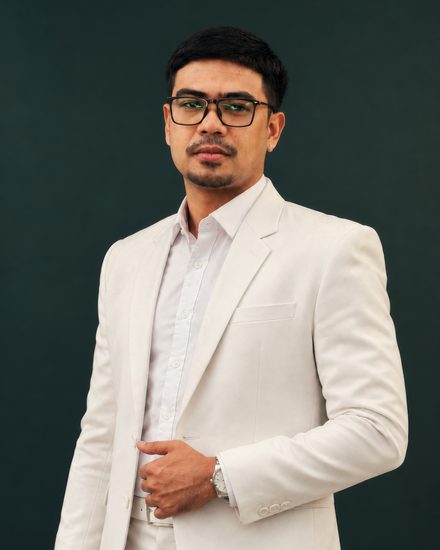 Jeremy Ramos bilang Lauro