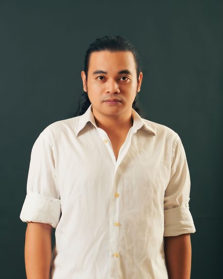 Zedric Lorzano bilang Tomas Agustin